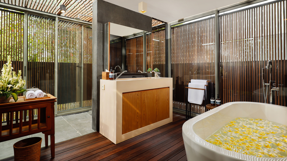 Villa Svarga -Spacious master bedroom west ensuite bathroom